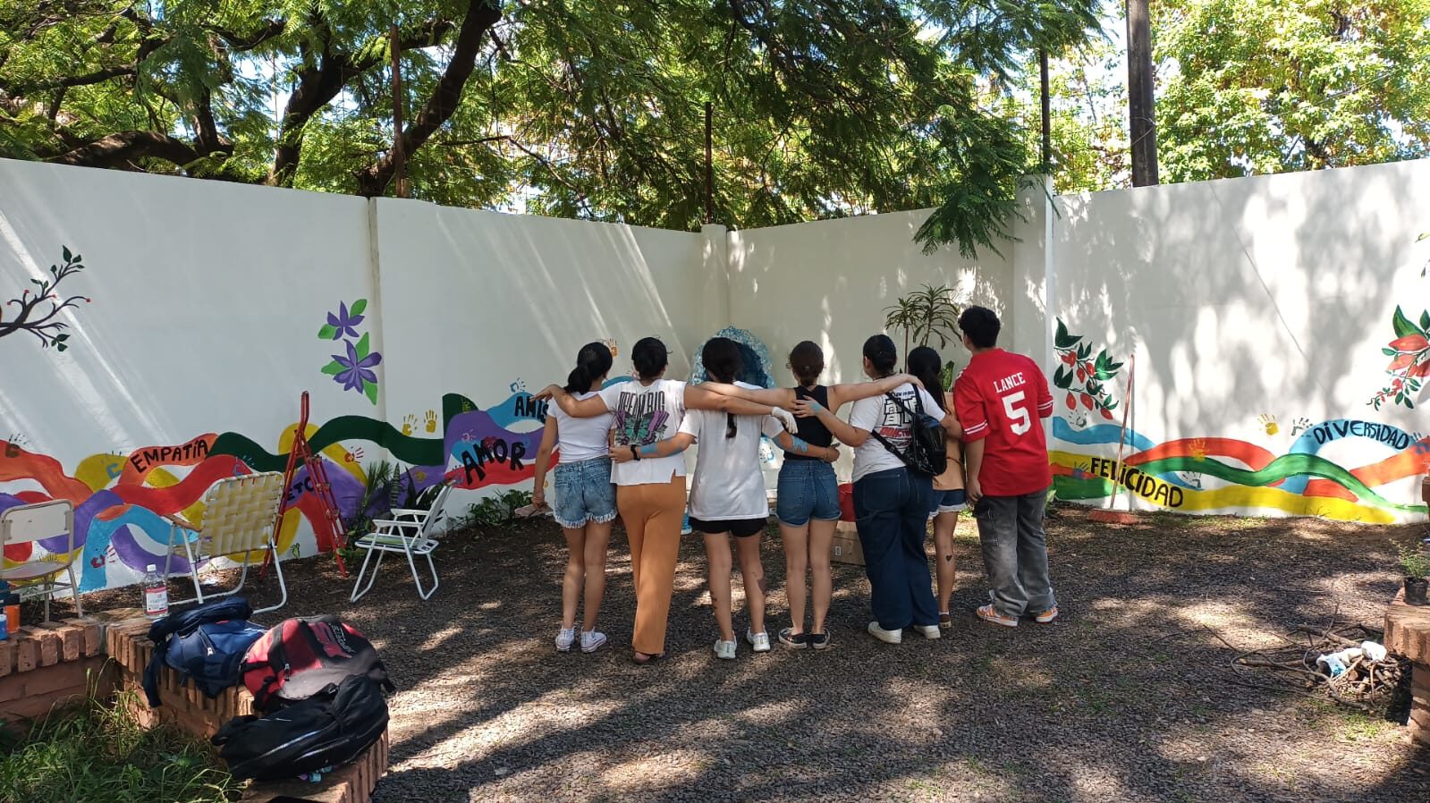 Alumnos de Cuarto y Quinto Año embellecieron la gruta de la Virgen de la Sonrisa Alumnos de Cuarto y Quinto Año embellecieron la gruta de la Virgen de la Sonrisa