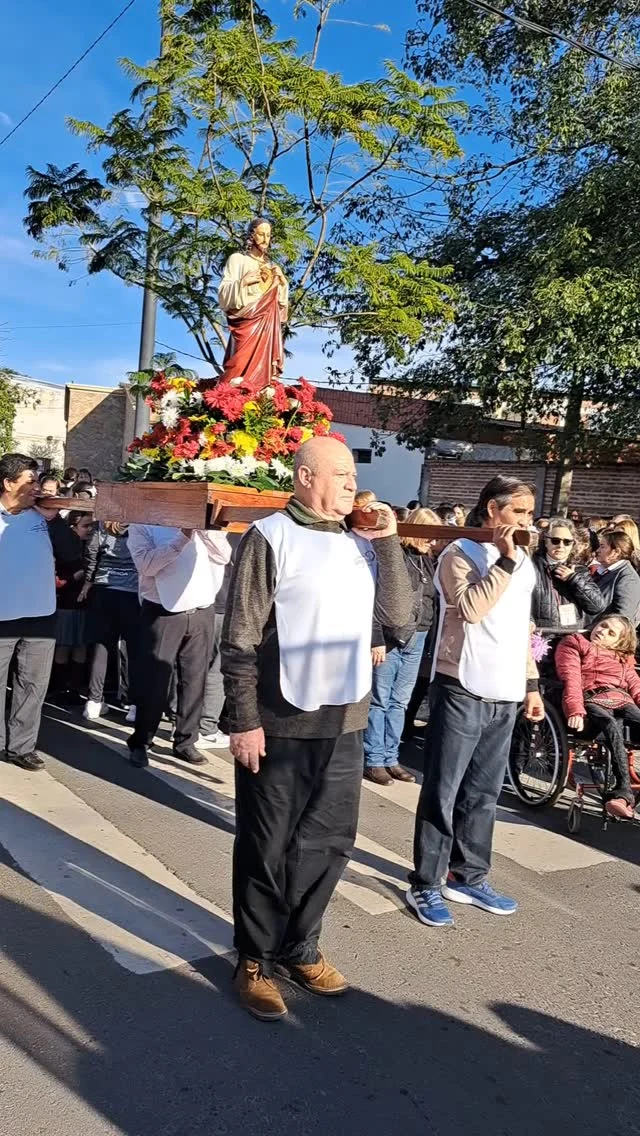 Todos juntos, como comunidad ❤

El viernes acompañamos la imagen del Sagrado Corazón de Jesús por las calles de nuestro querido barrio Beron de Astrada, para celebrar el día de su solemnidad. 

Este encuentro nos dejó el corazón lleno de alegría y agradecido por todas sus bendiciones diarias, en un convocante peregrinar y santa misa que reunió al personal del Jardín El Patito Feo, Colegio Del Sagrado Corazon e Instituto Monseñor Roubineau. 

Gracias profes, no docentes, familias, alumnos y vecinos por sumarse a esta fiesta tan significativa para la Parroquia que forma parte de nuestra historia y del sueño de Elisa Domínguez y Monseñor Roubineau. 

 ¡Viva el Sagrado Corazón de Jesús! 

#InstitutoRoubineau 
#sagradocorazondejesus
