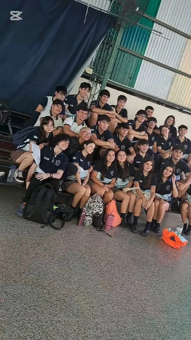 El último adiós 🫂 (Parte 1)

Con mucha emoción, la #promo2025 se despidió en su último día. 🥹 Pasaron por distintas estaciones coordinadas por los profes, donde recordaron su recorrido por la institución, revivieron grandes momentos juntos y reflexionaron sobre lo que vendrá. 

Están listos chicos, tienen por delante todo un camino por recorrer. Nunca olviden las buenas enseñanzas de Jesús, grabadas por siempre en su corazón. ❤ 

#InstitutoRoubineau 
#ÚltimoDia