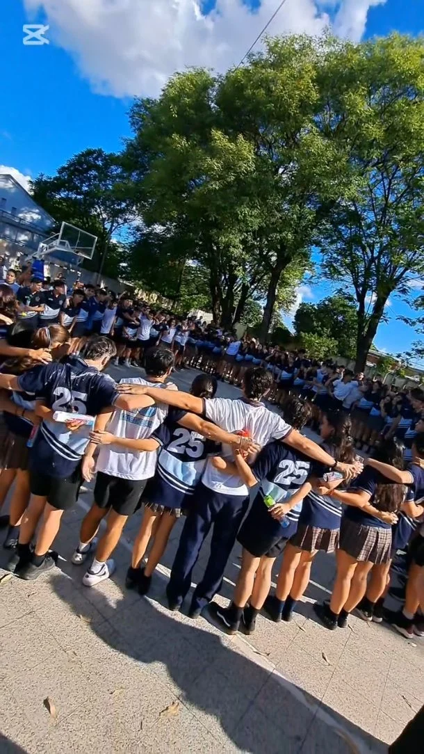 El último abrazo 🥰 (Parte 2) 

Verán el tiempo atrás y entenderán que las memorias construyen nuestra historia. ¡Gracias familias por formar parte de este festejo de todos! Una tarde de merienda, abrazos y lágrimas en el cierre de un día muy feliz. 😊 

¡Felicitaciones 6 to. Año! ❤ 

#InstitutoRoubineau 
#UltimoDia #promo2025
