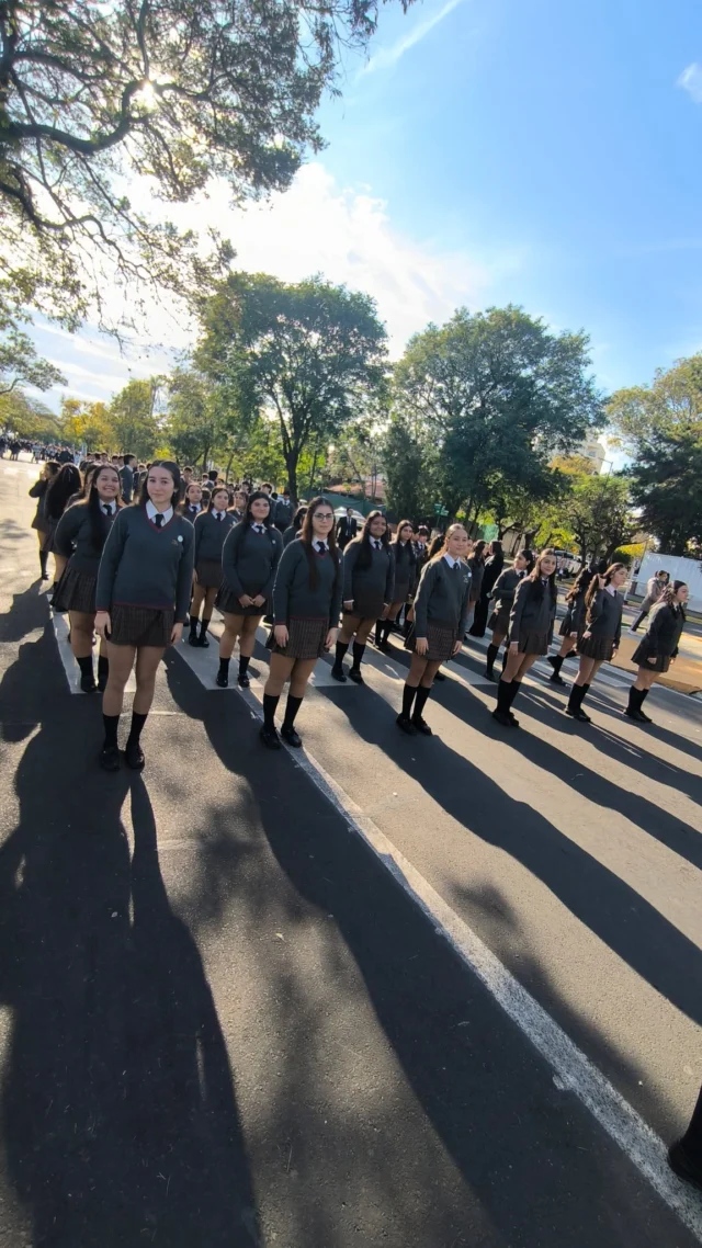 ¡Qué orgullo verlos brillar! 🩵 

Un año más, nuestro colegio pisó fuerte en el desfile cívico-militar del 9 de Julio. La coordinación, la disciplina y el estilo impecable que nos caracterizan volvieron a emocionar al público. Todo esto es el resultado de semanas de esfuerzo y del enorme trabajo de nuestros profesores de Educación Física, que guían a cada grupo con tanta dedicación. 💪 

Un aplauso de pie para los chicos de la Promo 2026 por demostrar el verdadero espíritu de nuestra institución. 🎓❤️ Gracias también a las familias y profes, por acompañar y ser el motor en este Día de la Indepedencia. 

¡Viva la Patria! 💙🤍💙

#InstitutoRoubineau 
#DesfileCivicoMilitar #Corrientes