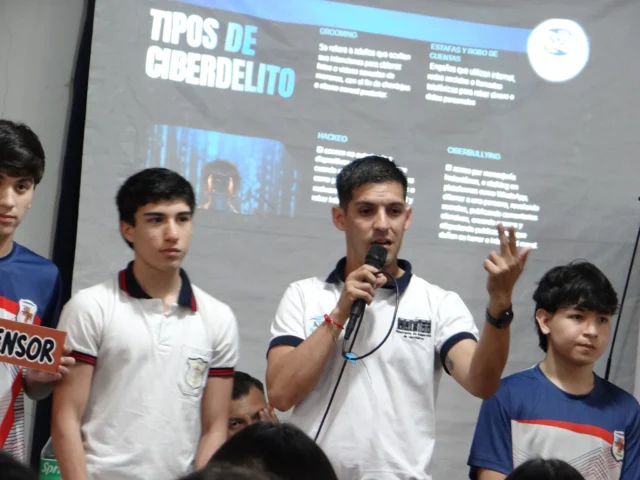 Hablemos de Ciberdelitos 🧑‍💻 

Alumnos de 4 to. y 5 to. Año de la modalidad de Ciencias Sociales participaron de una charla sobre "Bullying, Grooming y Ciberdelitos" a cargo de la Subsecretaría de Seguridad Ciudadana, del Ministerio de Seguridad de la Provincia de Corrientes, en el marco de la asignatura Comunicación Social. 

Conocieron las características de estos delitos, los roles de los participantes en el Bullying y lo estipulado en la Nueva Ley Penal Juvenil (Ley 27.801) 👨‍⚖, a modo de prevención y detección temprana de estas situaciones. 

#InstitutoRoubineau 
#Ciberdelitos #Charla #Bullying #Grooming
@subse.seguridadciudadanaok