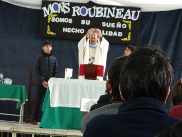 Con una oración al cielo 🙏 

Hoy nos unimos como comunidad institucional para honrar la memoria y el legado de nuestro fundador, Monseñor Ramón Secundino Roubineau (1907-1974). 

Celebramos la Santa Misa y el responso en su honor, dando gracias a Dios por su vida, su guía y la huella imborrable que dejó en los corazones de cada uno de nosotros. Su obra sigue viva en nuestro caminar diario.

Durante la jornada, tuvimos la grata visita de nuestra muy querida, Mirtha Vila, miembro fundador de este gran sueño hecho realidad para las familias del barrio Berón de Astrada. 

«Dale, Señor, el descanso eterno, y brille para él la luz que no tiene fin.» 🕊️ 🤍 Gracias, Monseñor, por sembrar la semilla que hoy seguimos cultivando juntos.

#Responso #MonseñorRoubineau