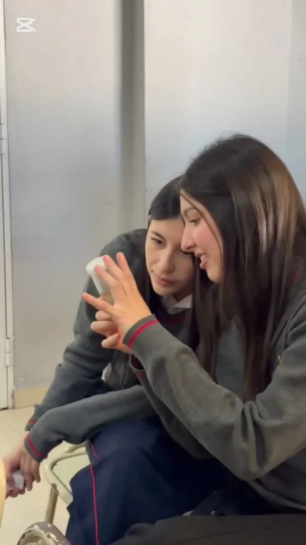 Campaña "Chau criaderos" 🦟 

Se realizó en el instituto una charla de concientización sobre la importancia de la prevención de criaderos de Aedes aegypti en nuestro territorio. 

Julia Tenekedjian, Angelina Almirón y María del Pilar Martínez Irigoyen de 6to. "E" compartieron su experiencia de pasantía de investigación (PIEES-UNNE) junto a Marina Stein, investigadora del Área de Entomología del Instituto de Medicina Regional de la UNNE, con los estudiantes de 5to. "E" y "F" 

✅Conocimos cuáles son las características del mosquito, su ciclo vital, cómo prevenir su reproducción para evitar la transmisión de Dengue, Chikungunya y Zika. Reflexionamos sobre cómo podemos aportar desde nuestro accionar cotidiano y la necesidad de presencia del Estado en temas de salud pública para la prevención de epidemias. 

Se valora el aporte de las estudiantes para nuestra comunidad educativa, lo aprendido con Marina Stein desde la @unneargentina, el acompañamiento de la profesora Maris Domínguez como tutora de pasantía y del equipo directivo en la promoción de estas acciones. 👏

#InstitutoRoubineau 
#PasantiasPIEES 
@imrunne