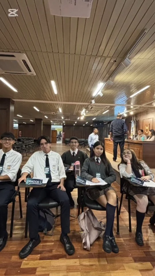 Debatir y compartir🥇

Julián, Serena, Agustín, Gonzalo y Morena, nos cuentan acerca del Proyecto Escuela Debate, organizado por el Ministerio de Educación, en el que resultaron ganadores provinciales. 👏😃 

🗣️Junto a sus profes, Federico Maroliz y Aimará Obregón, participaron de las distintas instancias de debate, en las que pusieron en práctica habilidades de investigación, argumentación, escucha activa, intercambio de ideas y participación democrática. 

Mirá y dejales un like para darles todo tu apoyo. 👍¡Felicitaciones equipo! 

#InstitutoRoubineau #EscuelaDebate 
@politicassocioeducativas