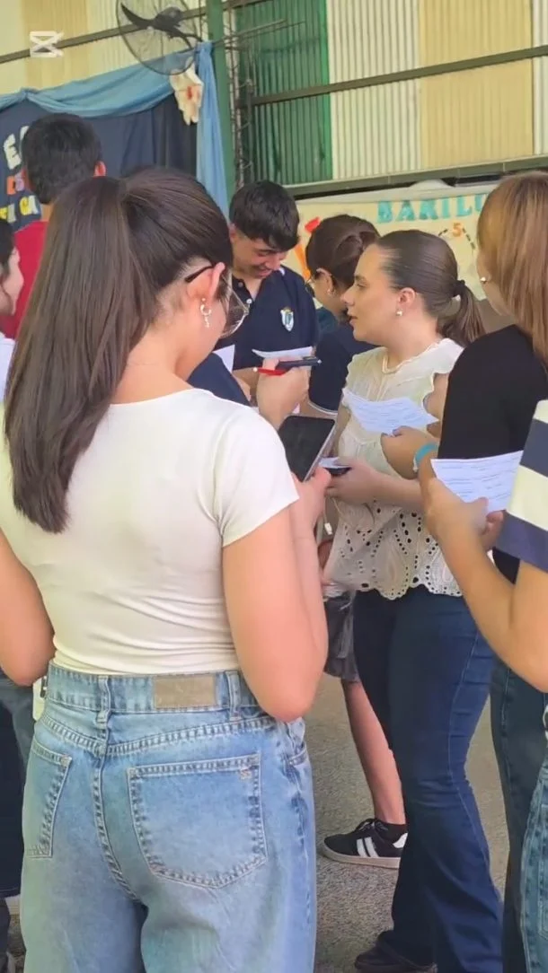 ¿Sabías que en el Instituto Roubineau se realizó el 1 er. Encuentro de Estudiantes Católicos?

Organizado por la Junta Arquidiocesana de Educación Católica de Corrientes (JAEC), el 1.er Encuentro de Estudiantes Secundarios Católicos (ECO) “Estar en Camino con Otros” reunió a 104 estudiantes y 32 docentes de nueve colegios católicos de toda la provincia. 

En la jornada, los estudiantes elaboraron preguntas para compartir con el arzobispo de Corrientes, Monseñor José Adolfo Larregain, quien dialogó con ellos sobre la fe, las dudas, la vocación, la santidad, el sufrimiento adolescente y la transmisión de la fe entre los jóvenes. 

Los adolescentes también reflexionaron sobre aquello que valoran de sus escuelas, lo que les da identidad y sentido de pertenencia y sobre aquello que quisieran renovar, transformar o proyectar hacia el futuro. 

Para más información, pueden ingresar en nuestra nota: 
👉 https://bit.ly/4yJBqYy (Link a la web en Bio). 

@jaec_ctes
#InstitutoRoubineau 
#Encuentro #EstudiantesCatólicos